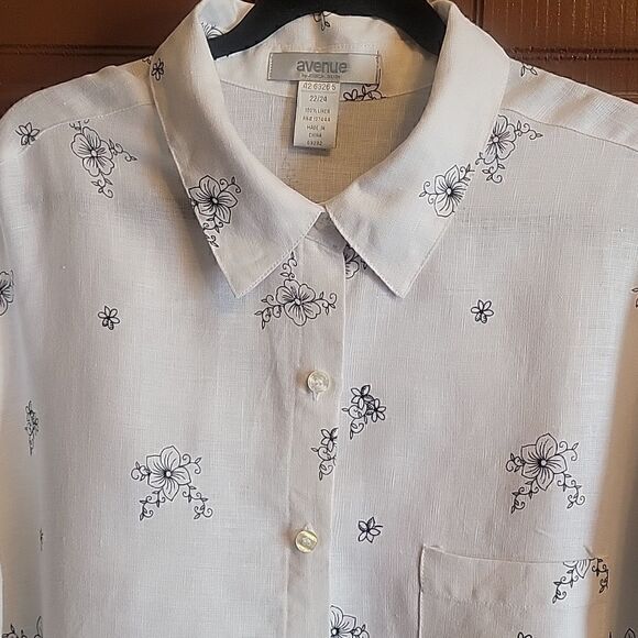 Avenue Linen blk/White floral top 22-24. Has Buttons down front and Collared - Picture 3 of 6